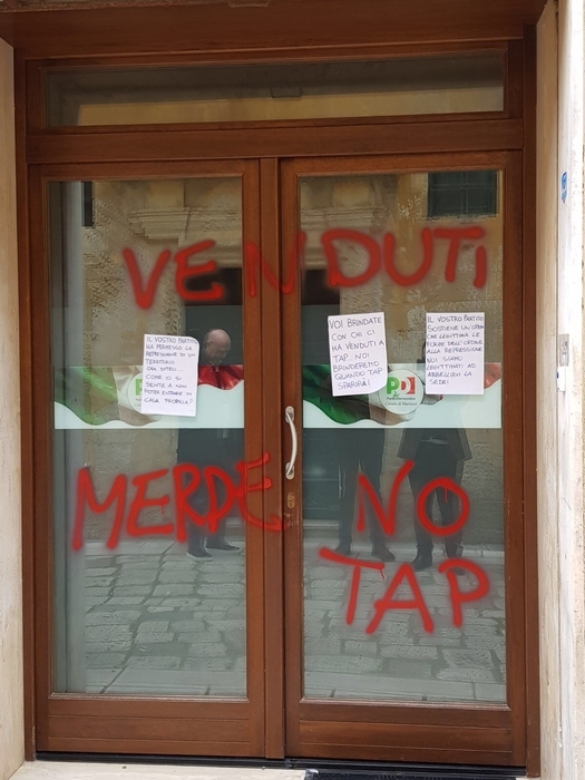 Salento, scritte anti-Tap e insulti sulla porta d’ingresso del circolo Pd