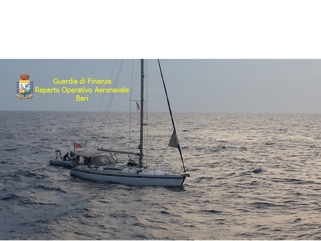 Salento, trasportano 50 migranti su una barca a vela: arrestati due scafisti