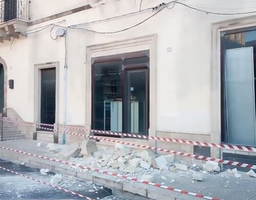 Sava, crolla un balcone nel centro storico: illese due passanti