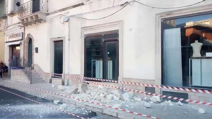 Sava, crolla un balcone nel centro storico: illese due passanti