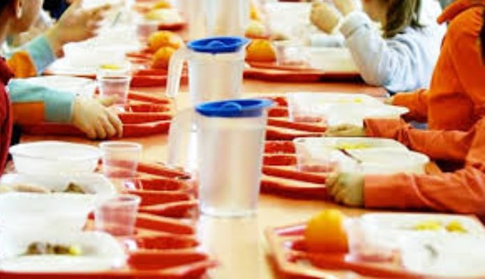 Scuola, controlli dei Nas nelle mense di Brindisi e Lecce: sequestrata carne straniera e panini con insetti