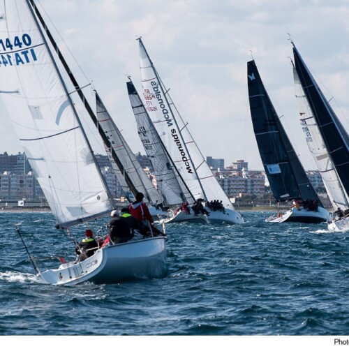 Sole e vento di maestrale nella seconda giornata del campionato di vela d’altura della città di Bari