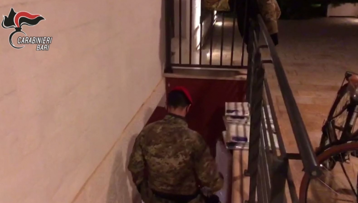 Spaccio di droga a Castellana Grotte, operazione dei carabinieri: in manette tre persone