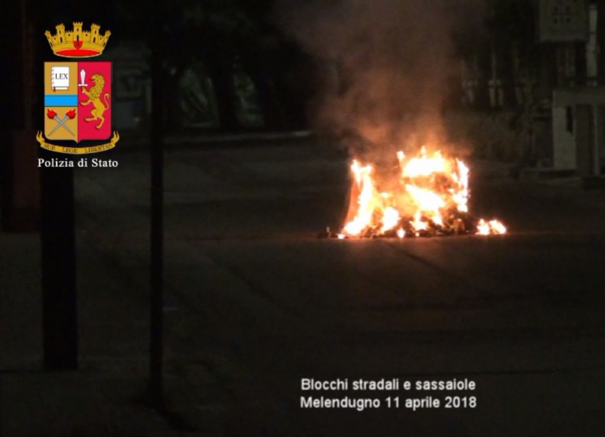 Tap, disordini nella notte: feriti quattro agenti della polizia. Arrestato 52enne