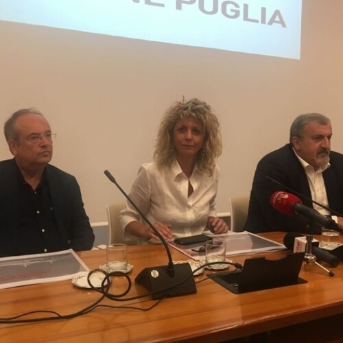Tap, la ministra Lezzi e il governatore Emiliano litigano durante una conferenza stampa comune