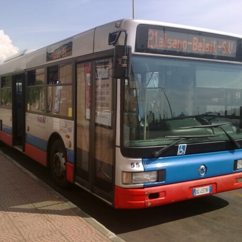 Taranto, bottiglia piena di ghiaccio sfonda il parabrezza di un bus: conducente e passeggeri sotto choc