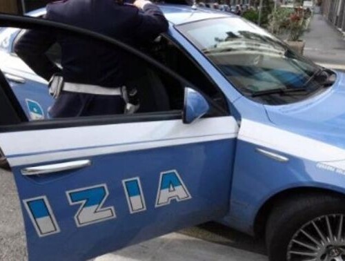 Taranto, cittadini segnalano scantinato sospetto tramite app ‘YouPol’: polizia sequestra esplosivo e pistole a salve