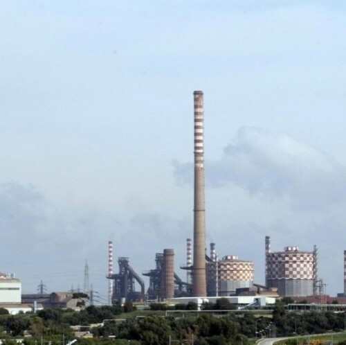 Taranto, dossier di Peacelink sull’ex Ilva: ‘Prima fonte di CO2 in Italia’