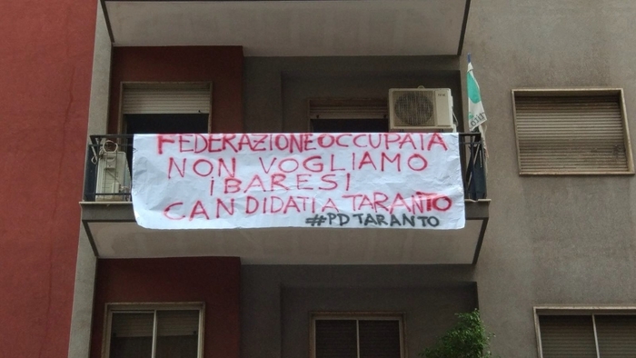 Taranto, gli iscritti del Pd occupano la sede per protestare contro la candidatura di Ubaldo Pagano