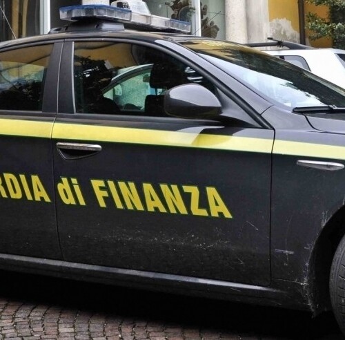 Taranto, Guardia di Finanza smaschera falso cieco: percepiva l’indennità dal 2002