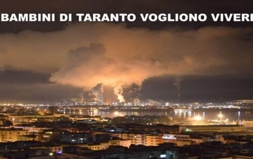 Taranto, i cittadini del quartiere Tamburi finanziano manifesto contro l’Ilva