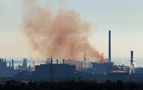 Taranto, la denuncia di Peacelink: ‘Emissioni dall’Acciaieria 1 dell’Ilva, violate le prescrizioni Aia’