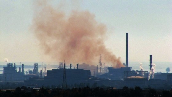 Taranto, la denuncia di Peacelink: ‘Emissioni dall’Acciaieria 1 dell’Ilva, violate le prescrizioni Aia’