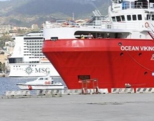 Taranto, la Ocean Viking sbarca al molo San Cataldo: soccorsi 403 migranti