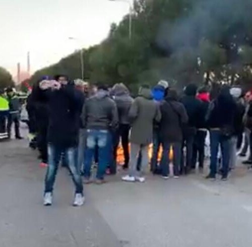 Taranto, lavoratori ex Ilva bloccano l’accesso alla raffineria Eni