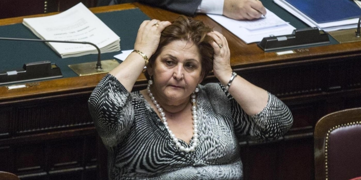 Taranto, mamma dona quadro con un teschio alla ministra Bellanova: ‘Mio figlio ucciso dalle polveri dell’ex Ilva’