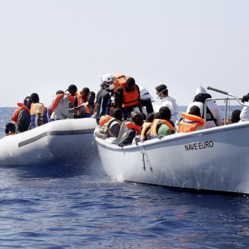 Taranto: militari fermano lo scafista che trasportava trecento migranti