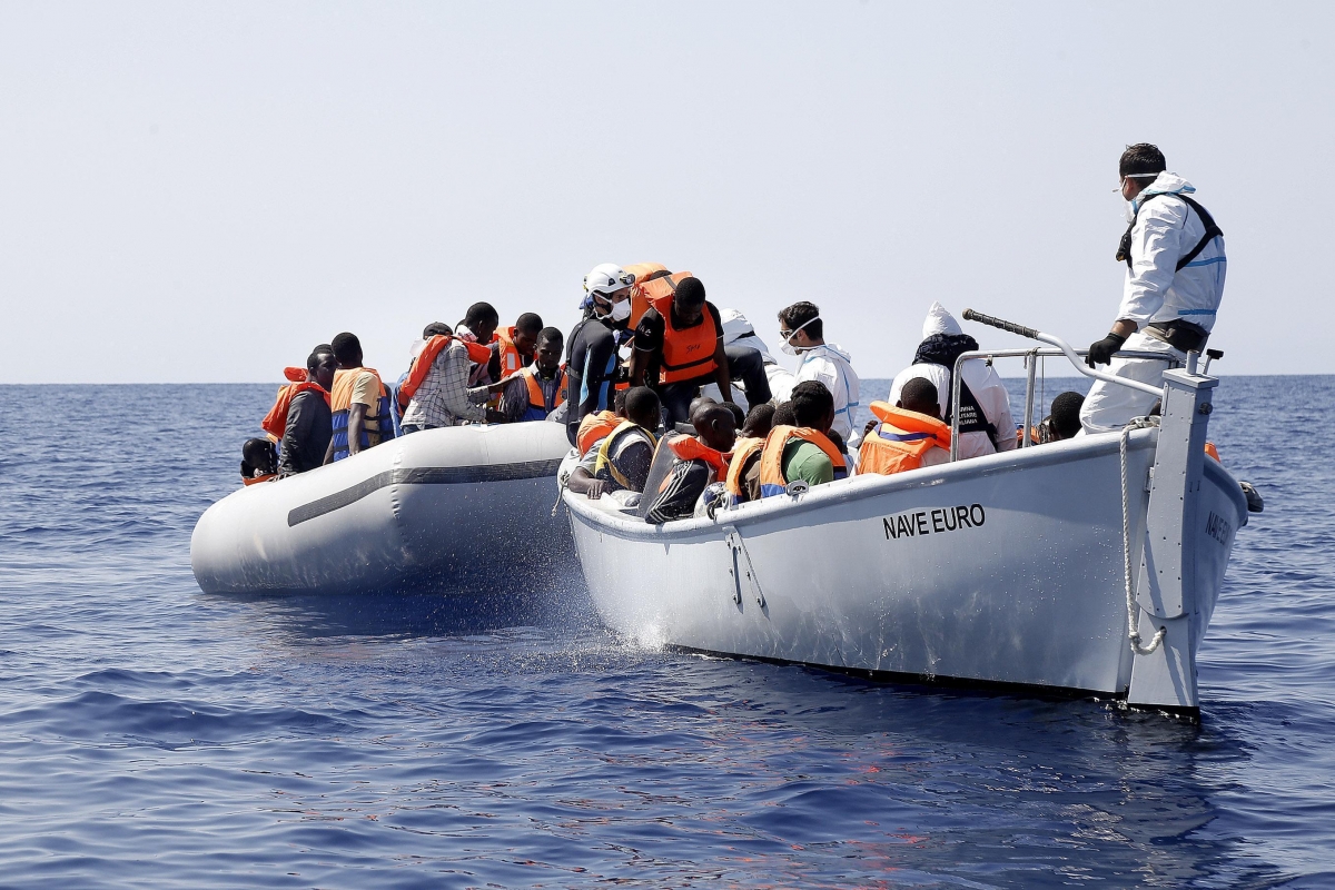 Taranto: militari fermano lo scafista che trasportava trecento migranti