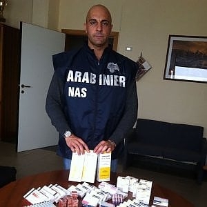 Taranto, nascondeva fiale e compresse anabolizzanti in auto: arrestato 64enne