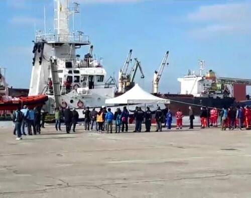 Taranto, nave Open Arms arriva al porto: al via lo sbarco dei migranti
