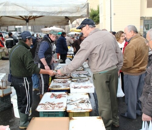 Taranto, ordigno rudimentale esplode davanti ad un locale: l’ombra del racket sull’agguato