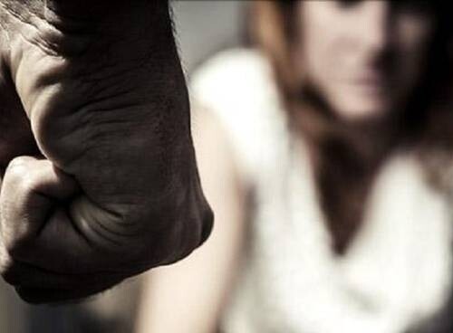 Taranto, picchia la moglie mentre è sotto l’effetto dell’alcol: arrestato 28enne