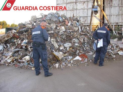 Taranto, rifiuti pericolosi abbandonati nel porto: Guardia Costiera sequestra area di duemila metri quadri