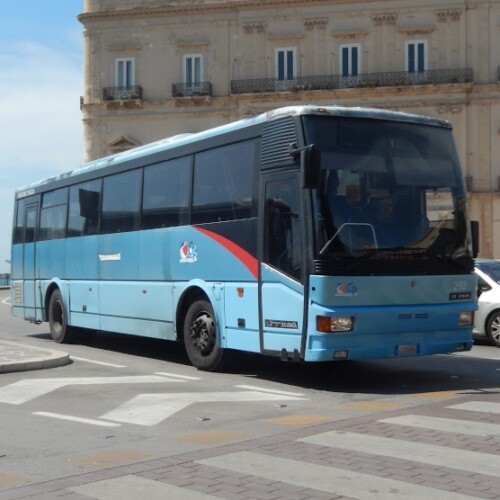 Taranto, sale su un autobus senza il biglietto e picchia il conducente