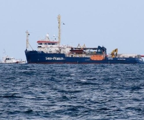 Taranto, sbarcati al molo San Cataldo i 119 migranti salvati dalla Sea Watch