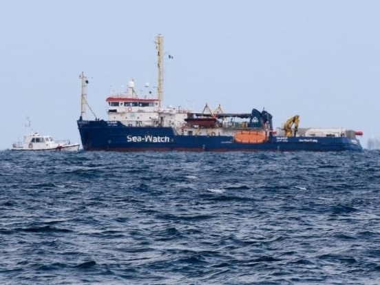 Taranto, sbarcati al molo San Cataldo i 119 migranti salvati dalla Sea Watch