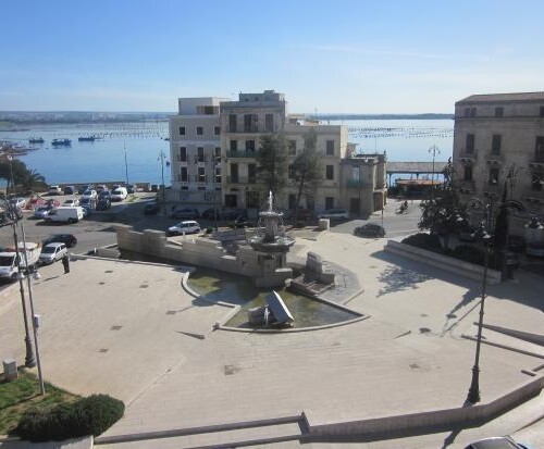 Taranto, sparatoria in piazza Fontana: ferito un uomo