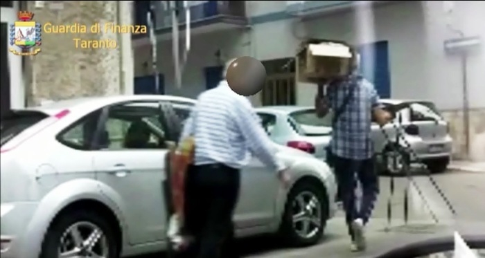 Taranto, usuraio e falso cieco: 63enne arrestato dalla Guardia di Finanza