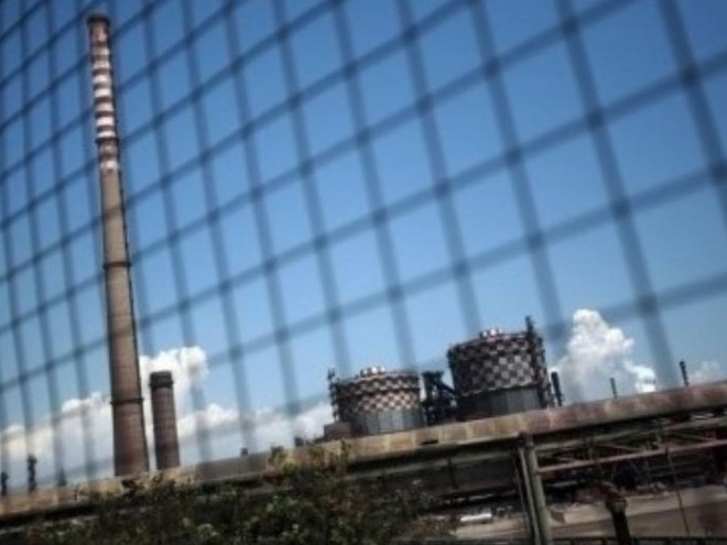 Taranto, vento forte abbatte una gru dello stabilimento Arcelor Mittal: operaio disperso