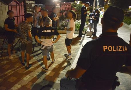 Tenta di investire un poliziotto per sfuggire ad un controllo: rintracciato un tranese residente a Rimini