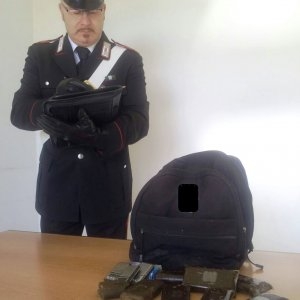 Terlizzi: carabinieri scoprono due chili di hashish nascosti in un muretto a secco