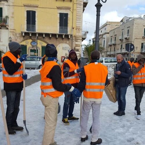 Terlizzi, migranti aiutano a spalare la neve dalle strade della città