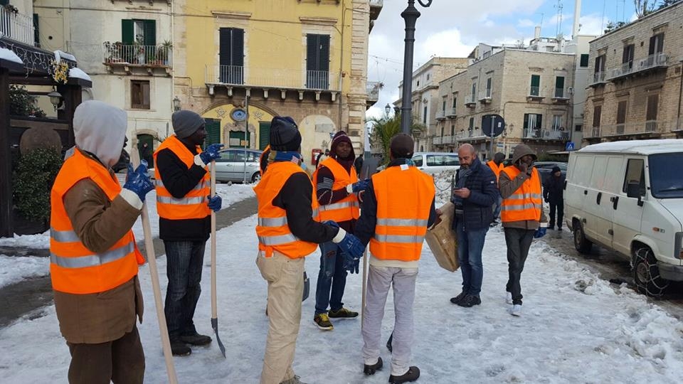 Terlizzi, migranti aiutano a spalare la neve dalle strade della città