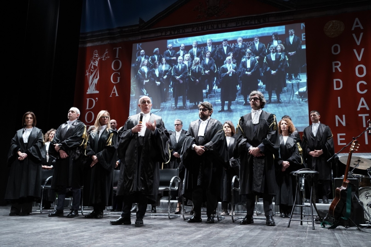 Toghe d’oro, 17 avvocati baresi raggiungono il traguardo dei 50 anni di professione: cerimonia nel teatro Piccinni