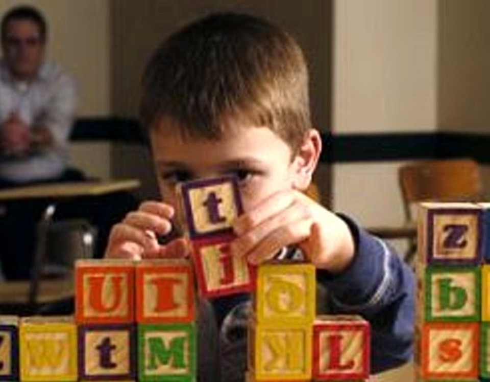 ‘Tommy e gli altri’, il film-documentario sull’autismo arriva nelle scuole di Bari