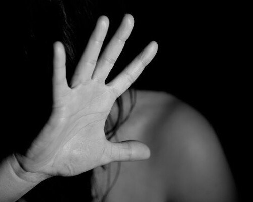 Torre dell’Orso, turista 15enne denuncia stupro: indagato 22enne