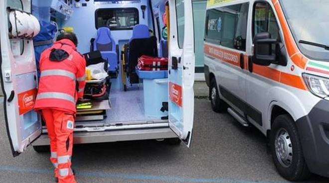 Trani, aggredisce gli operatori del 118 intervenuti per soccorrere il padre: arrestato 23enne