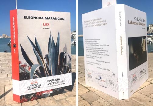 Trani, in via Banchina del porto arrivano le installazioni dei libri finalisti del ‘Premio Incontri di Dialoghi’