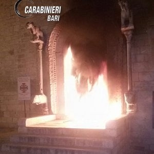 Trani, incendio del portale della chiesa di San Giacomo: denunciato piromane 51enne