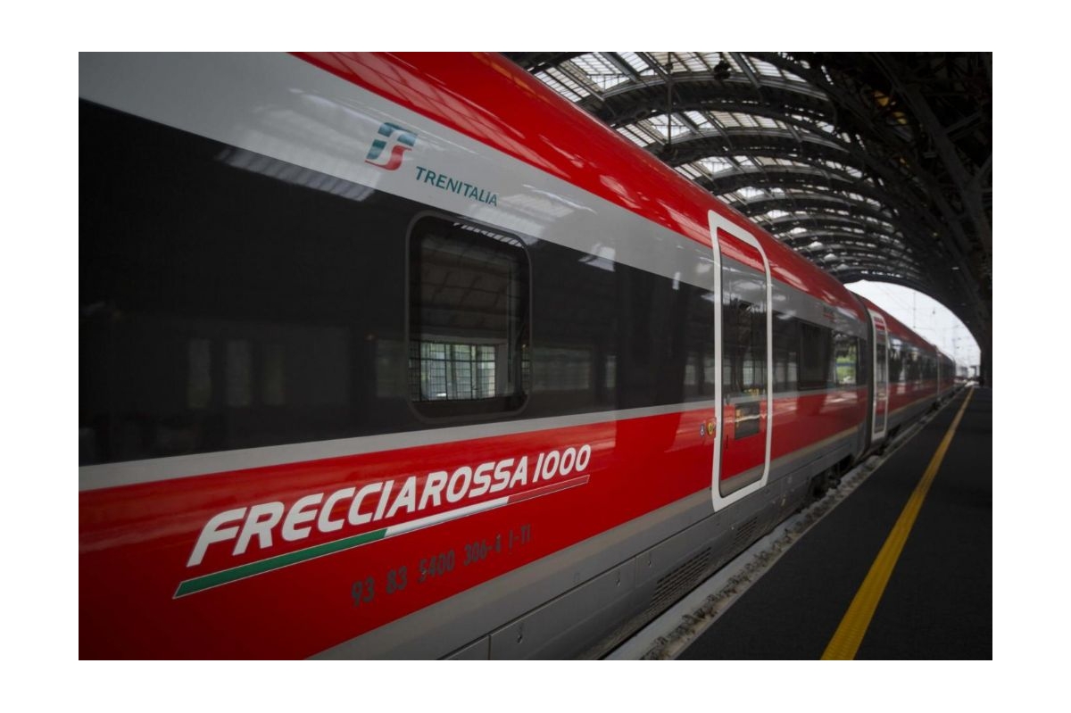 Treno Milano-Bari senz’aria condizionata per un guasto: viaggio da incubo per i passeggeri