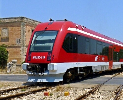 Troppi ritardi e disagi, la Regione Puglia multa le Ferrovie del Sud Est: maxi sanzione da 8 milioni di euro