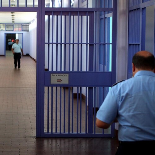 Turi, detenuto non accetta la fine del colloquio e picchia due agenti di polizia penitenziaria