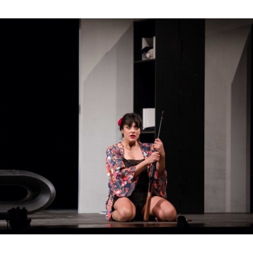 ‘Tutta casa, letto e chiesa’: Valentina Lodovini porta in scena lo spettacolo di Franca Rame e Dario Fo