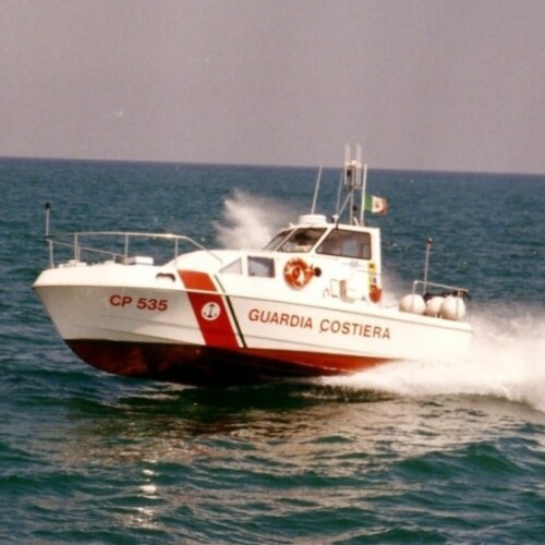 Ugento, 53 migranti sbarcati da un natante: gli scafisti riescono a fuggire