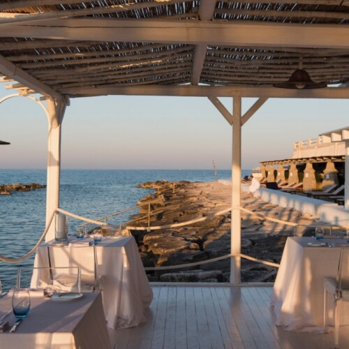 Un anno di cene ‘Pieds dans l’eau’ al ristorante Saleblu della Peschiera in Puglia
