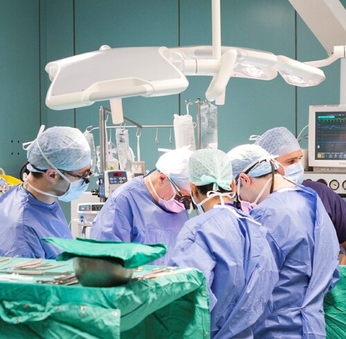Un cuore ricostruito a soli 40 anni: intervento salva vita a una donna a rischio di dissezione aortica fatale